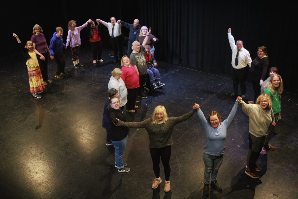 Oulun teatteri – Moninaisuuden näyttämö: Toisiimme nojaten. Kuvassa: Oulun sydän -ryhmä. Oulun teatterin erityisryhmien teatterikerho. Kuva: Kaisa Tiri
