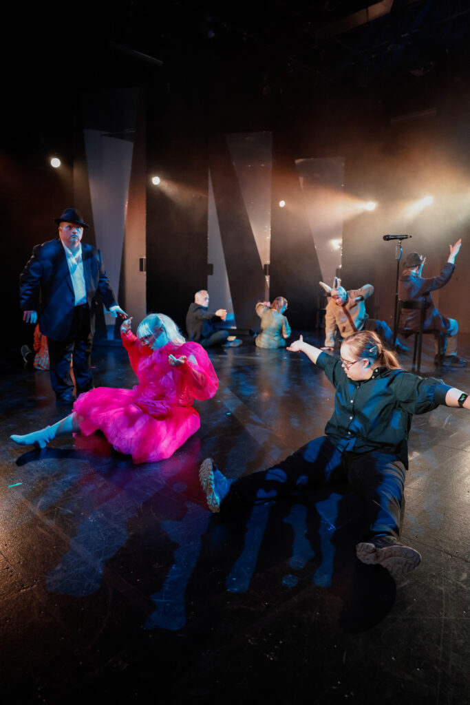Oulun teatteri – Moninaisuuden näyttämö: Toisiimme nojaten. Kuvassa: Oulun sydän -ryhmäläisiä. Oulun teatterin erityisryhmien teatterikerho. Kuva: Kaisa Tiri