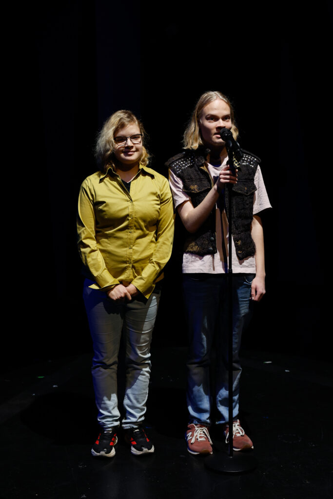 Oulun teatteri – Moninaisuuden näyttämö: Toisiimme nojaten. Kuvassa: Oulun sydän -ryhmäläisiä. Oulun teatterin erityisryhmien teatterikerho. Kuva: Kaisa Tiri