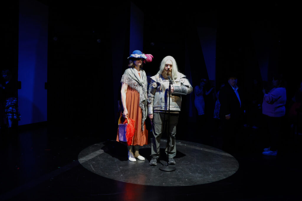 Oulun teatteri – Moninaisuuden näyttämö: Toisiimme nojaten. Kuvassa: Oulun sydän -ryhmäläisiä. Oulun teatterin erityisryhmien teatterikerho. Kuva: Kaisa Tiri
