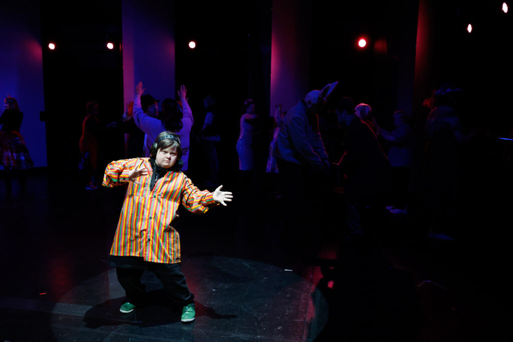 Oulun teatteri – Moninaisuuden näyttämö: Toisiimme nojaten. Kuvassa: Oulun sydän -ryhmäläisiä. Oulun teatterin erityisryhmien teatterikerho. Kuva: Kaisa Tiri