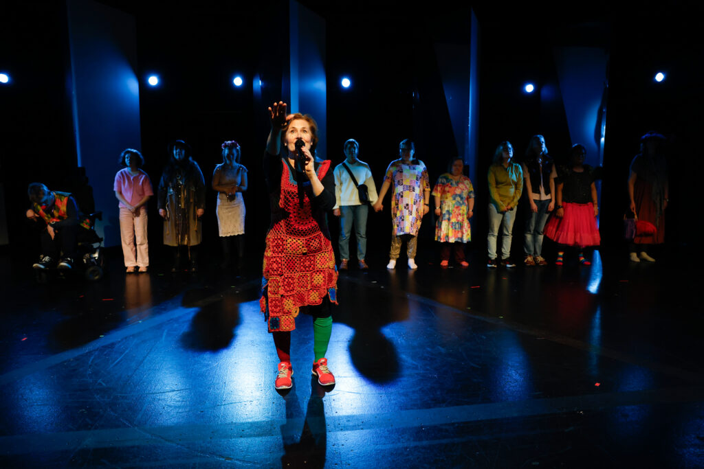 Oulun teatteri – Moninaisuuden näyttämö: Toisiimme nojaten. Kuvassa: Oulun sydän -ryhmäläisiä. Oulun teatterin erityisryhmien teatterikerho. Kuva: Kaisa Tiri