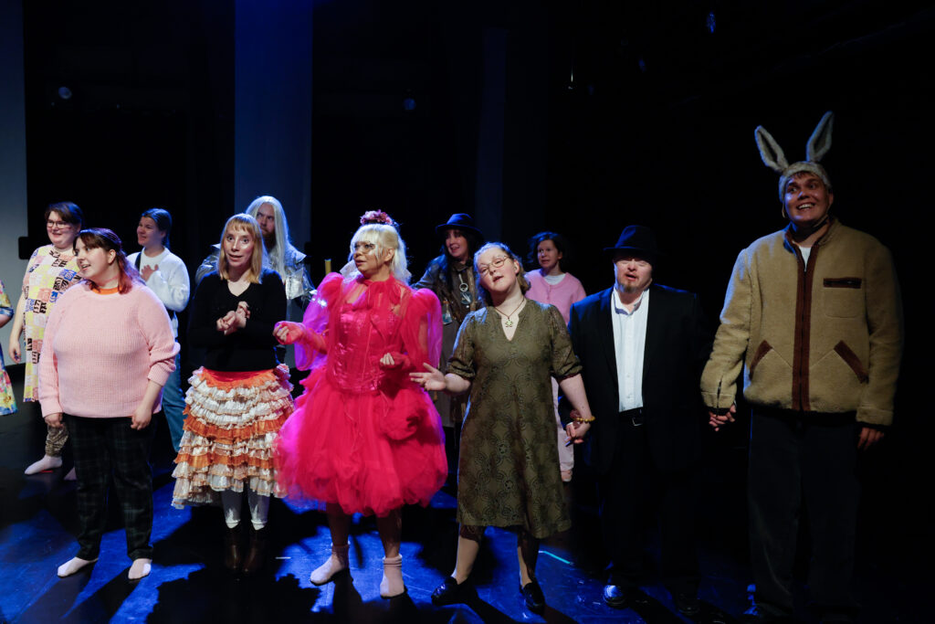 Oulun teatteri – Moninaisuuden näyttämö: Toisiimme nojaten. Kuvassa: Oulun sydän -ryhmäläisiä. Oulun teatterin erityisryhmien teatterikerho. Kuva: Kaisa Tiri
