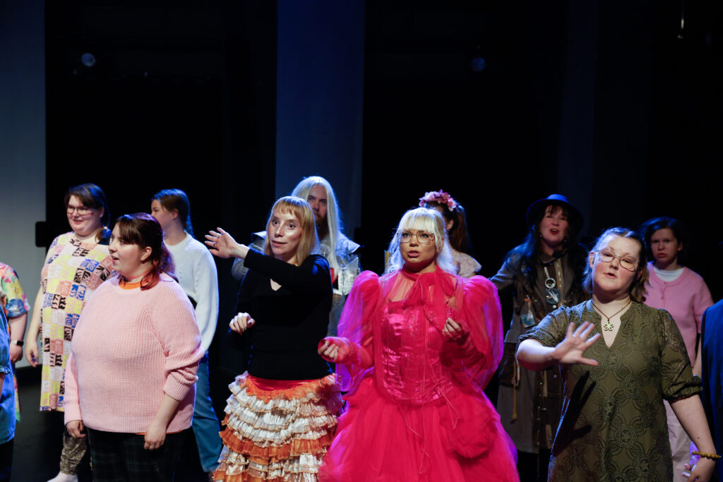 Oulun teatteri – Moninaisuuden näyttämö: Toisiimme nojaten. Kuvassa: Oulun sydän -ryhmäläisiä. Oulun teatterin erityisryhmien teatterikerho. Kuva: Kaisa Tiri