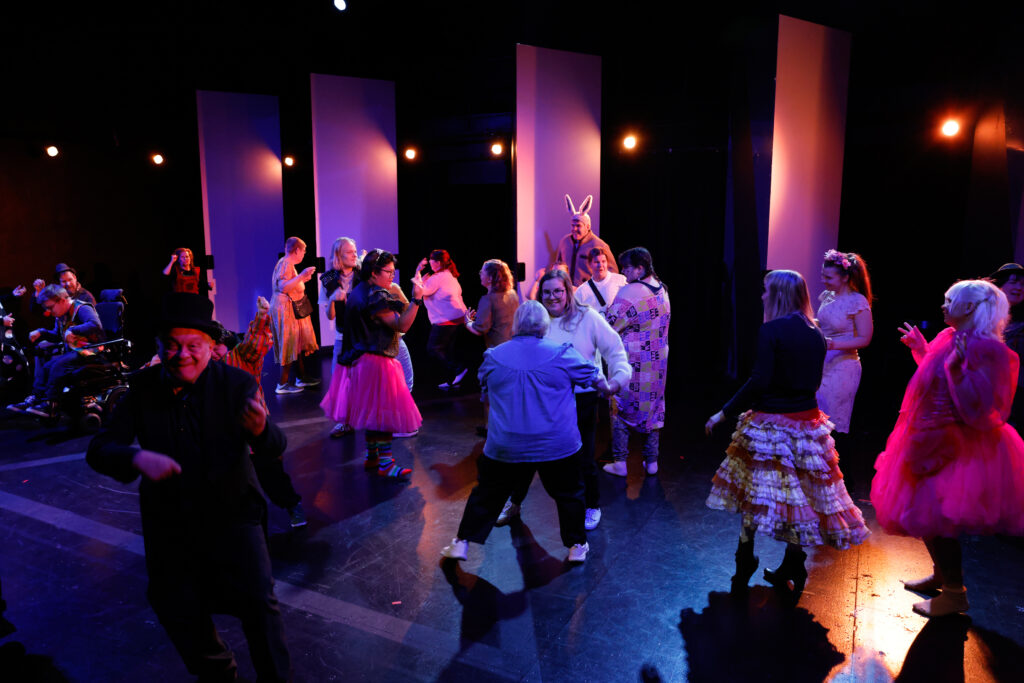 Oulun teatteri – Moninaisuuden näyttämö: Toisiimme nojaten. Kuvassa: Oulun sydän -ryhmäläisiä. Oulun teatterin erityisryhmien teatterikerho. Kuva: Kaisa Tiri