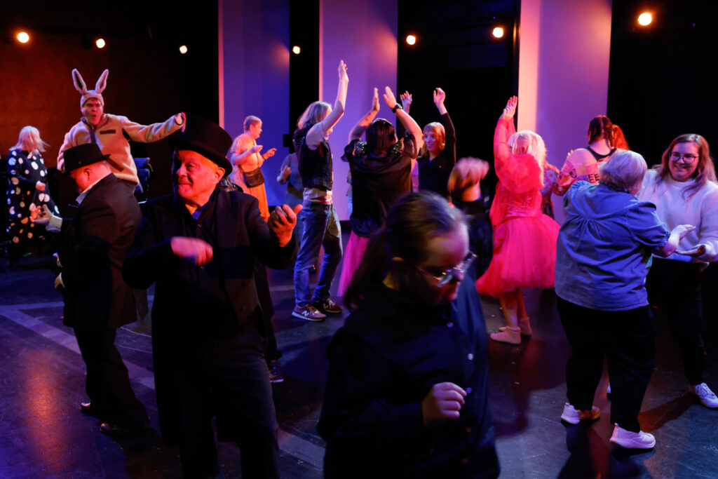 Oulun teatteri – Moninaisuuden näyttämö: Toisiimme nojaten. Kuvassa: Oulun sydän -ryhmäläisiä. Oulun teatterin erityisryhmien teatterikerho. Kuva: Kaisa Tiri